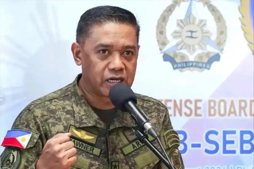 一边派军舰闯入中国黄岩岛海域，一边高调感谢中方援助化肥；一边配合美日举行史上最大