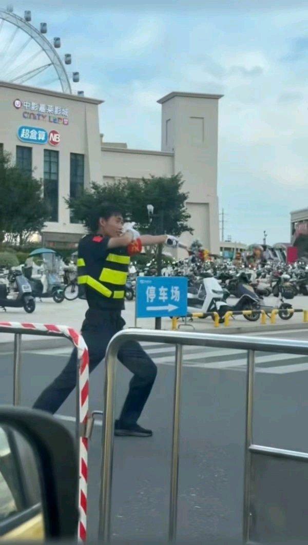 最近，江苏无锡18岁的兼职保安徐子豪火了！他指挥交通的画面活力满满，像跳街舞一样