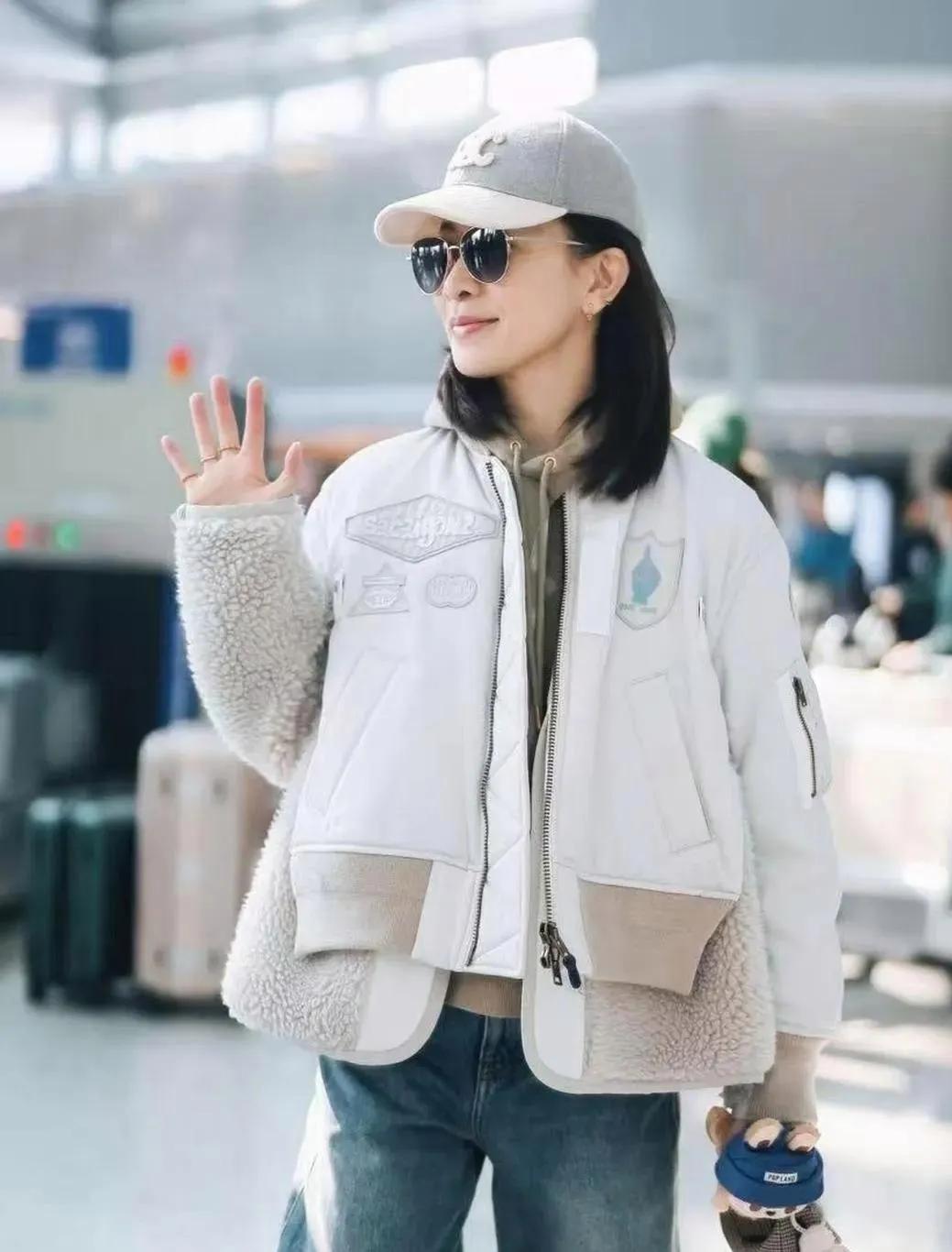 佘诗曼的叠穿公式，把“松弛感”焊在了身上！
 
一件白色羊羔毛外套，内搭简约的连