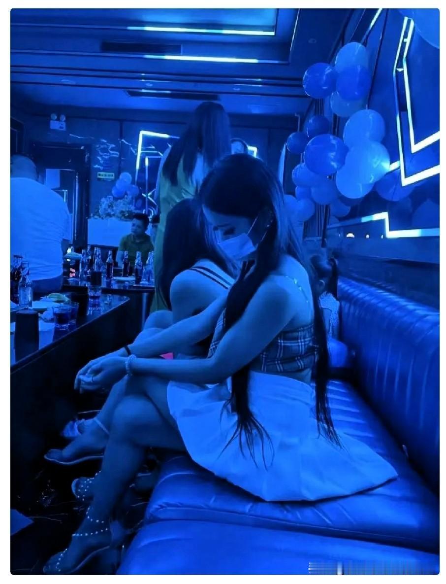 KTV里的小妹，是不是经过统一培训？
 
不得不说KTV里面的套路全都一模一样，