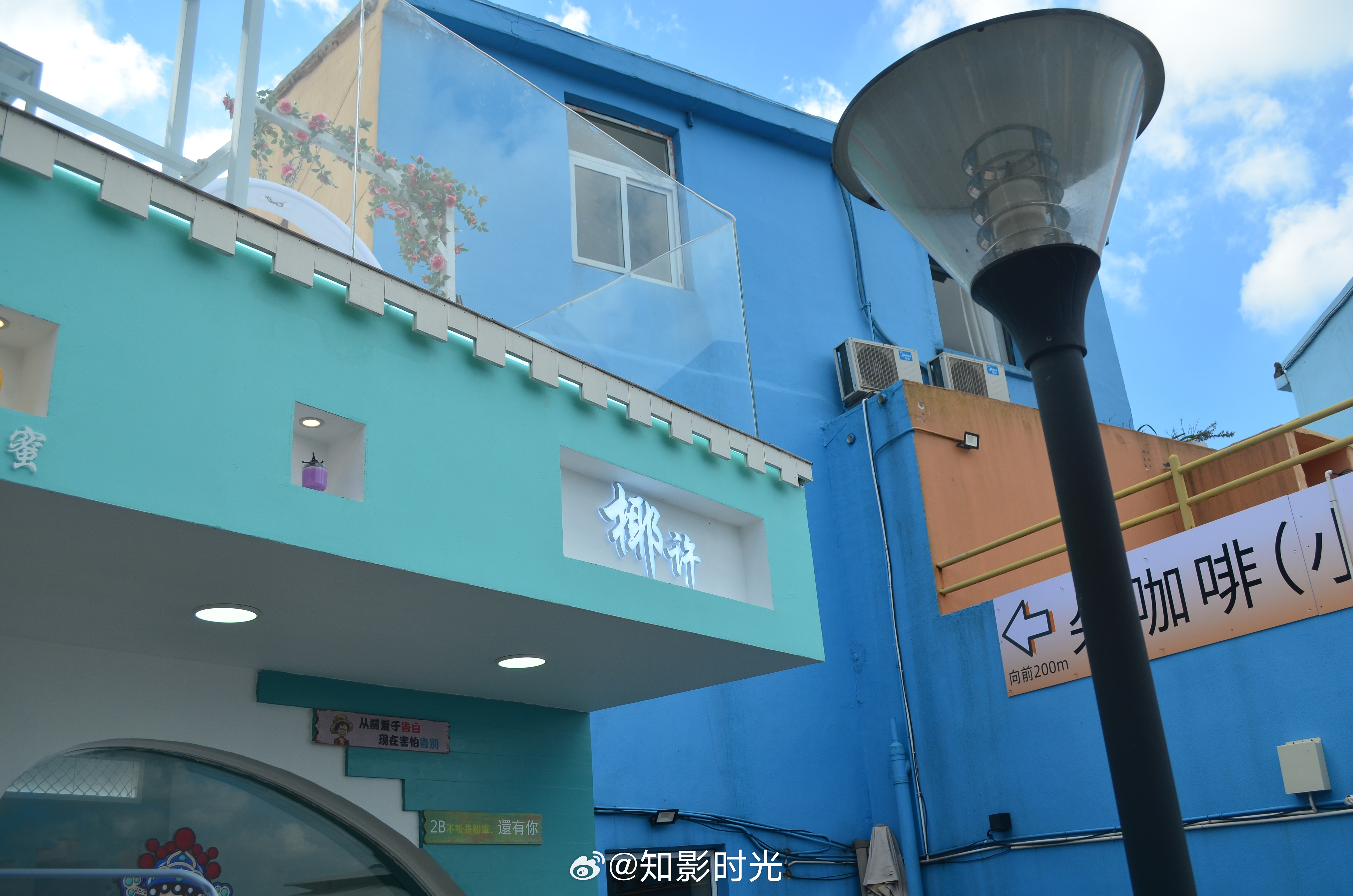 建议不要突然完全停止喝咖啡长期喝咖啡的人骤然停饮，容易出现头痛、疲惫、注意力涣散