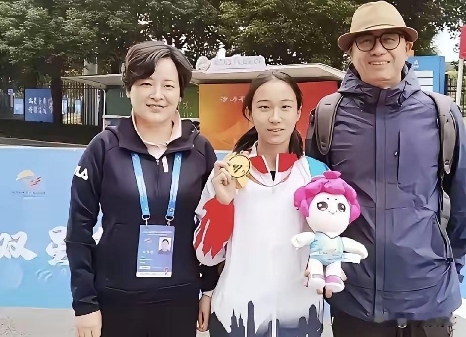 陈妤颉妈妈这次被夸，不是没来由。

不是因为她是前浙大短跑队员。

也不是因为她