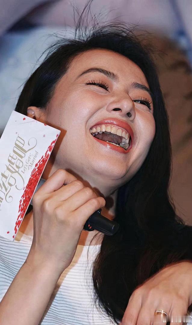 如今不少明星都会修整牙齿，难得高圆圆依旧是一口原生牙齿，自然又耐看。 