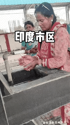 旁边的小姐姐在思考，
等会怎么处理。