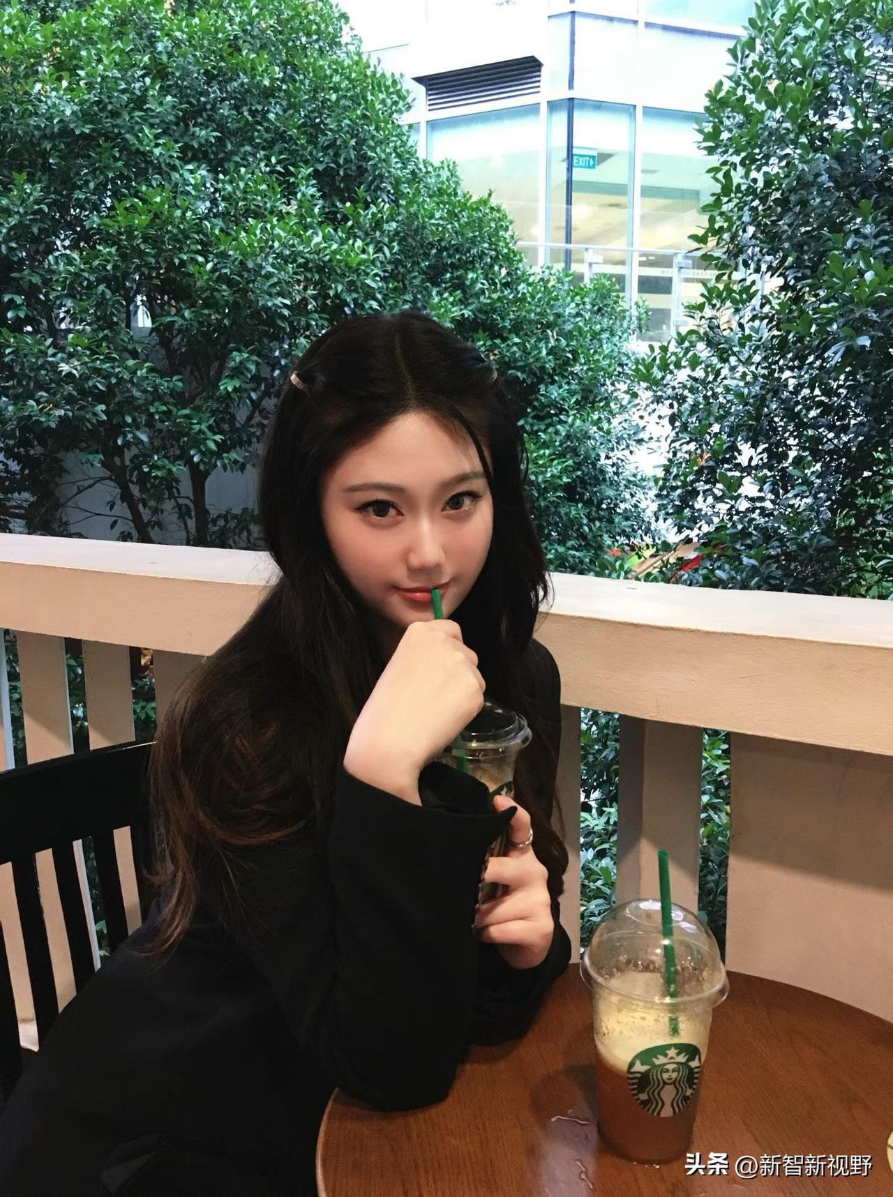 绿树掩映下，美人轻啜茶。什么小吃最受欢迎 说说你当地最热门旺销的小吃是什么 乡村