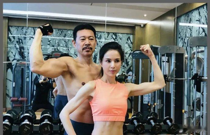 张丰毅和李若彤，加起来120来岁的人竟能保持如此健美身材！佩服！！ ​ ​​​