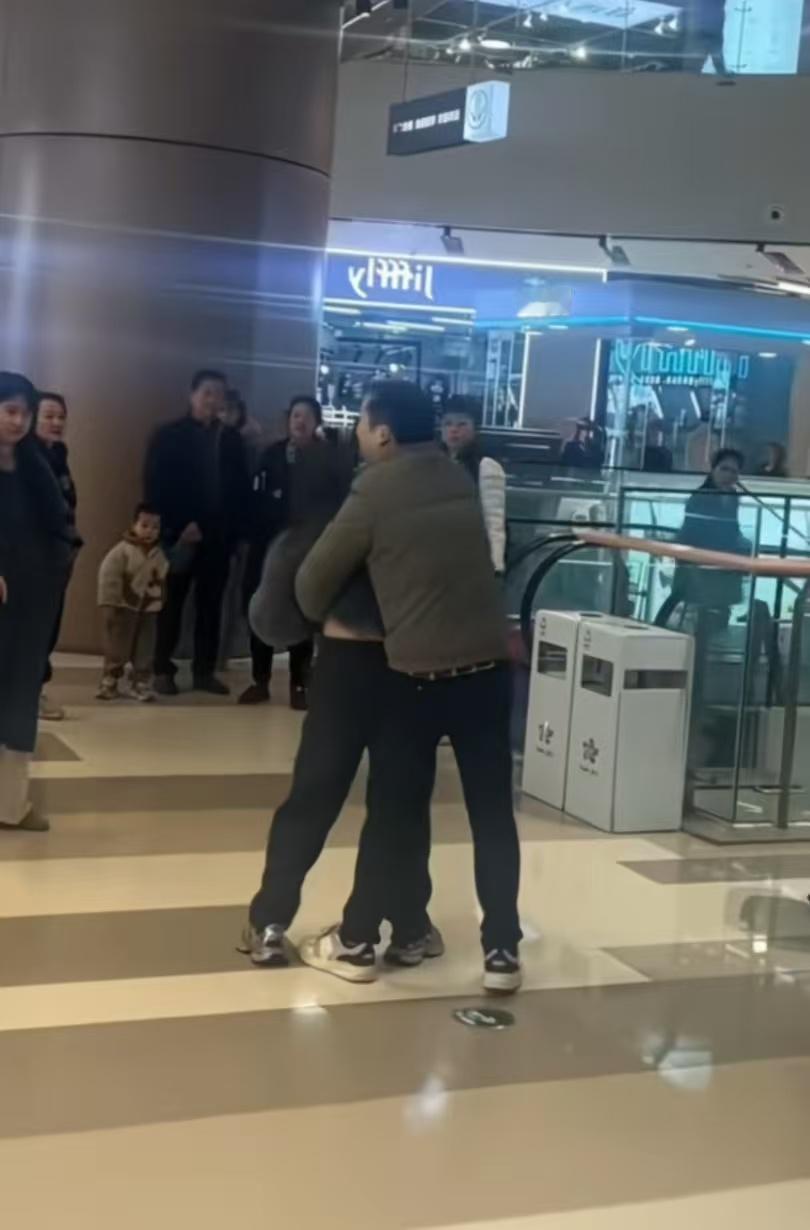 男子网恋第一次见面给女子买了1万多黄金，之后被拉黑。男子注册很多小号，再次将女子