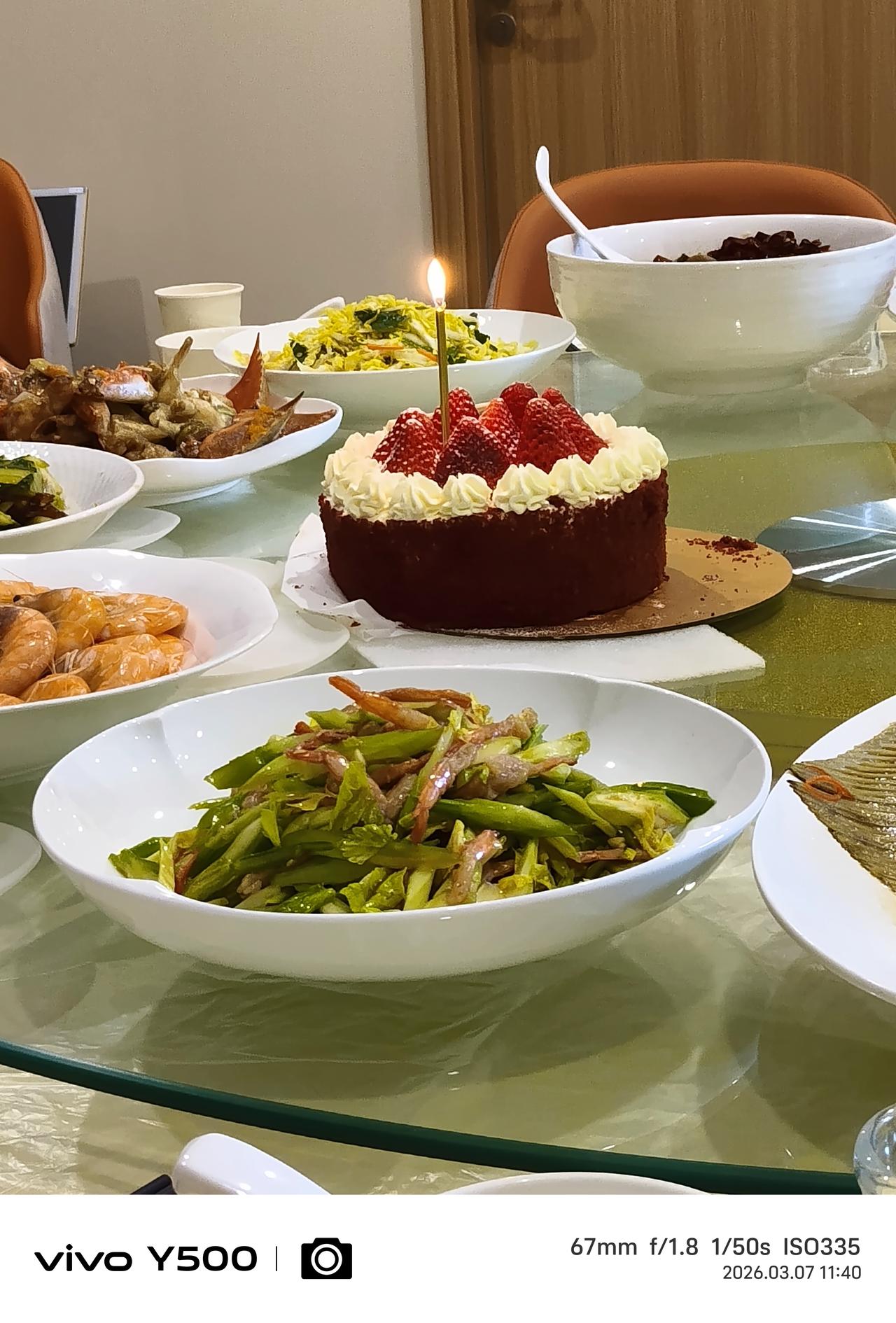 长寿的秘诀：
去饭店吃饭，在上菜的间隙，可以抓紧时间睡五～六觉。
意外的惊喜：