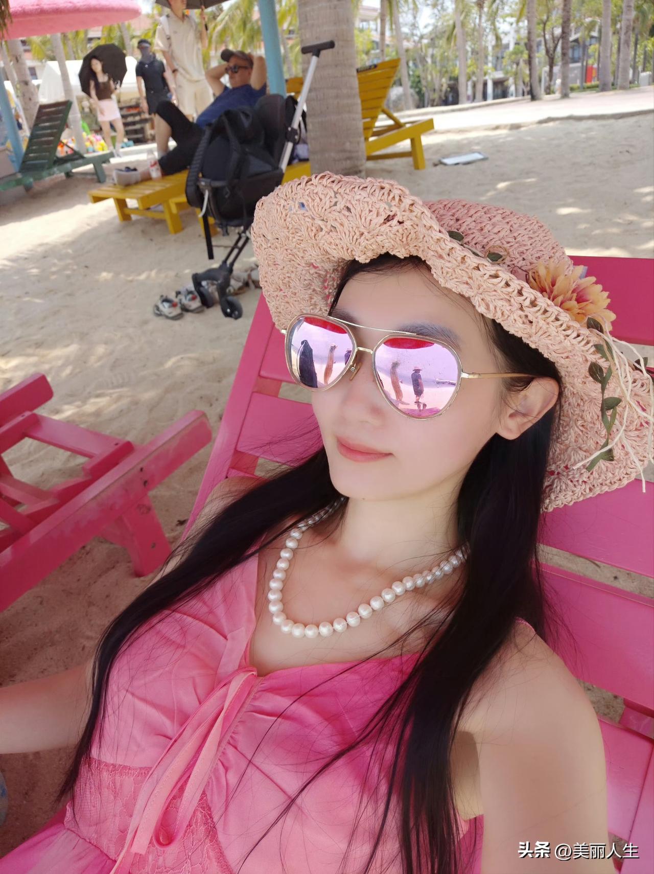 我渴望靠近那束温暖的光，可恐惧却像藤蔓缠住我的脚步。