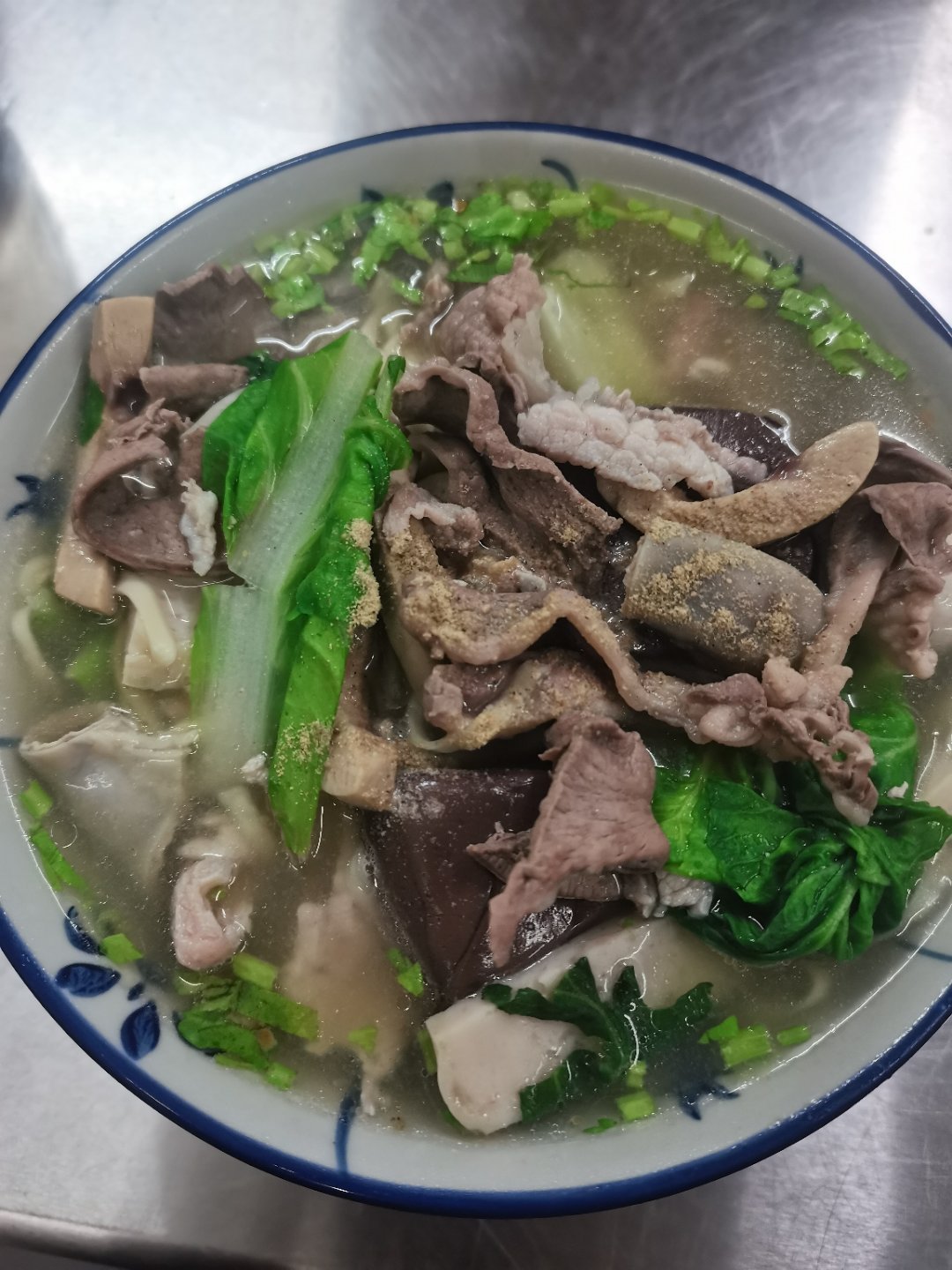 天色刚亮便早早起身，简单洗漱收拾妥当，慢悠悠坐下享用一顿热气腾腾的暖心早餐，细细