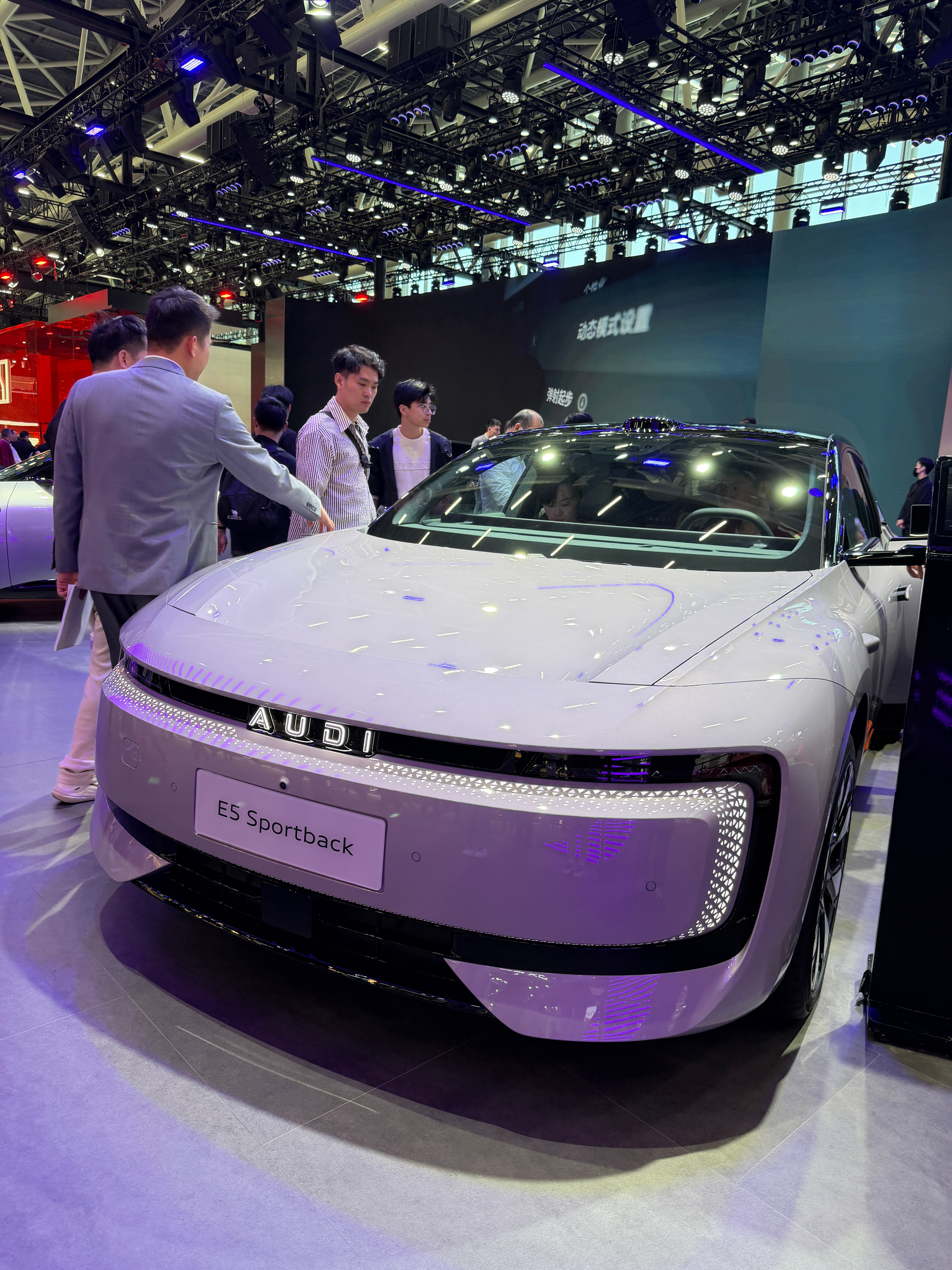 20.2 AUDI展台人气好旺 看来大家对这台30W级的E5 sportback