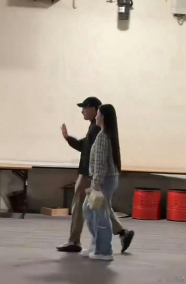 曝刘恺威新恋情刘恺威 李晓峰 老男人还挺抢手的哈 身边美女换了一个又一个 