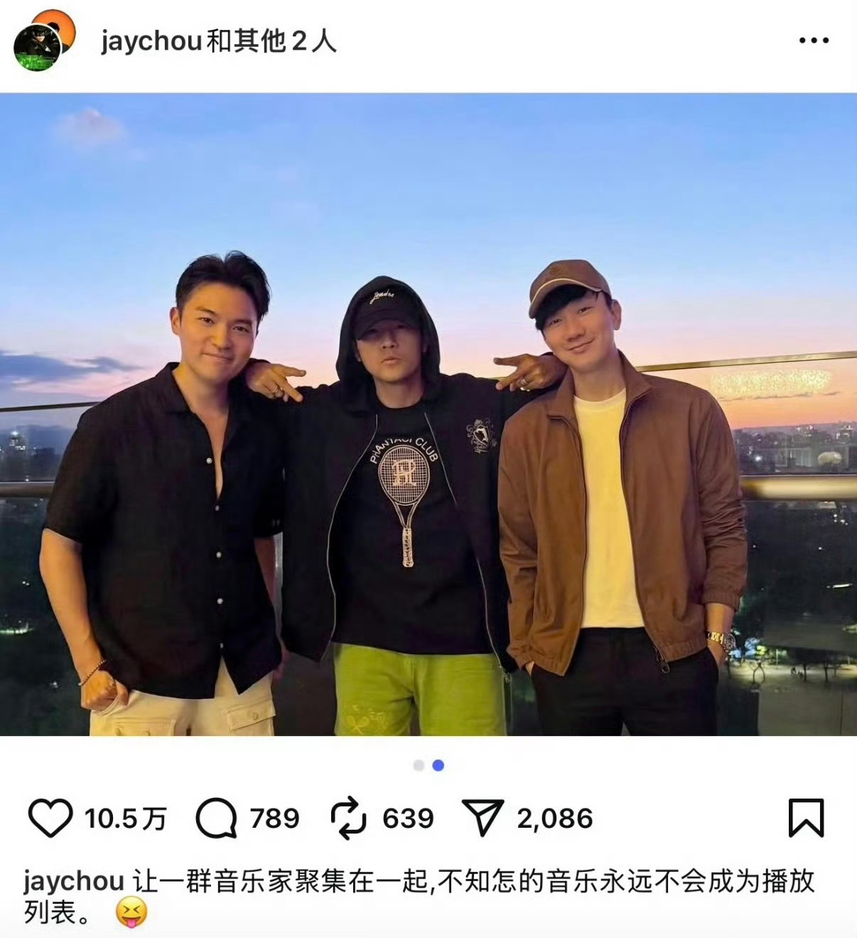 周杰伦晒和林俊杰合照双J合体，这波回忆杀我给满分，我的青春又回来了