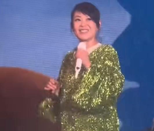 我说这是梅婷，
你们大概也会相信吧！
大家能看出这是哪位女艺人吗？

近日刘若英
