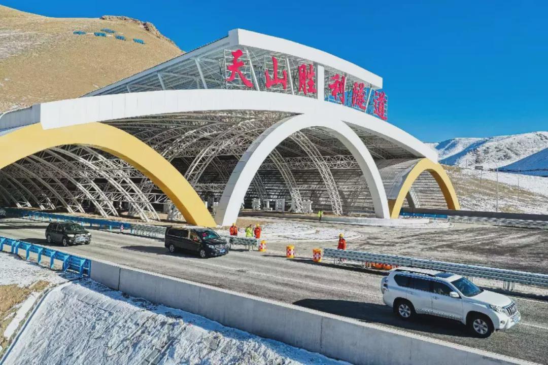 又是一个奇迹！
       12月26日，世界最长的高速公路隧道——天山胜利隧