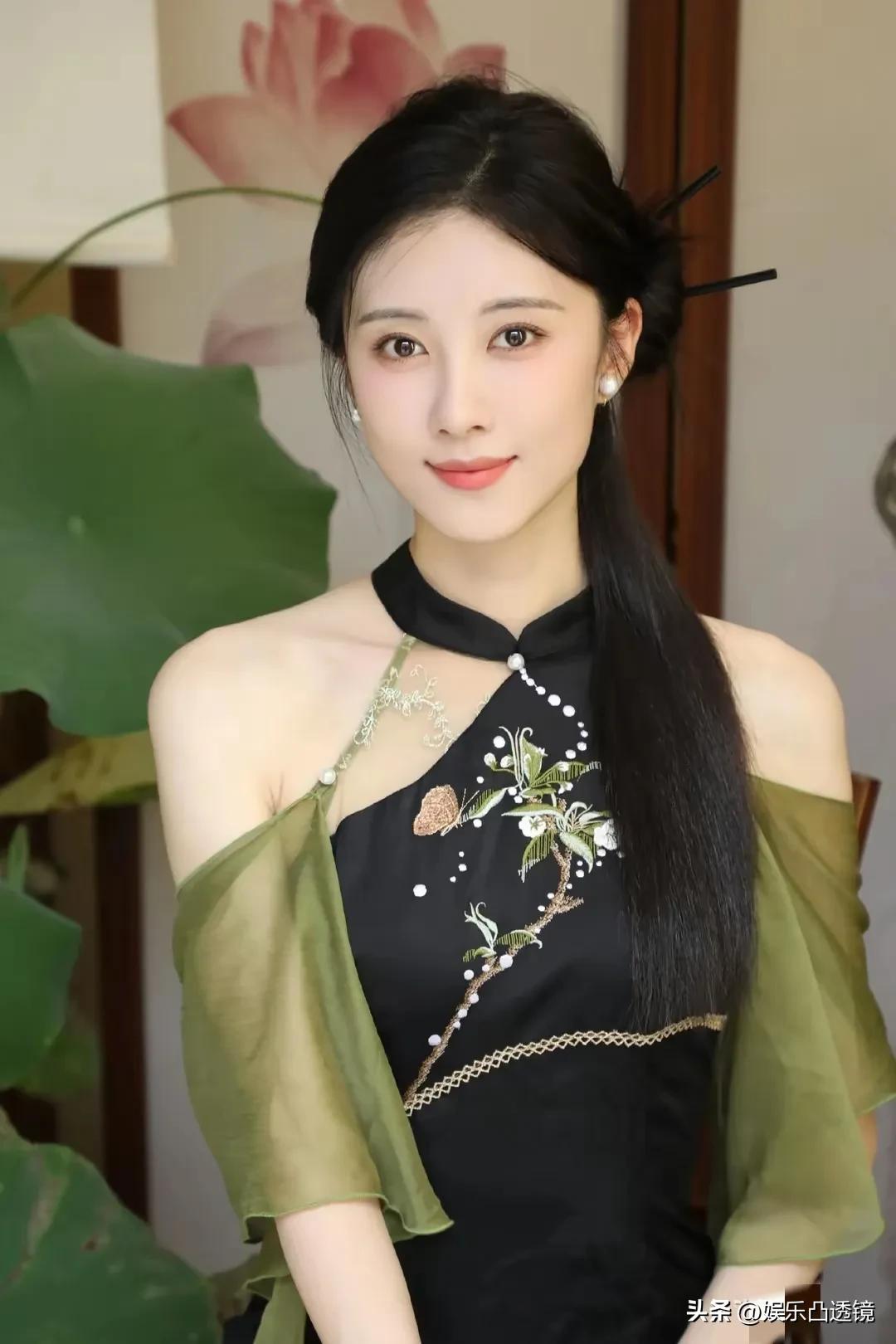 照片中这个徐州美女真的非常漂亮，五官精致，清丽脱俗，端庄雅致，肤白貌美，就像下凡