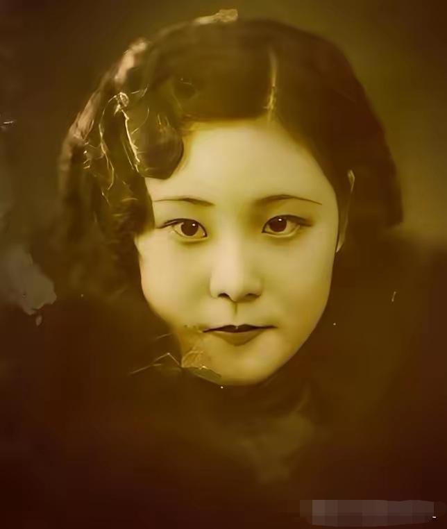 她叫金英媛，与弟弟金子明一起同为中共满洲省委情报员，潜伏于伪满洲国制片厂满映画中