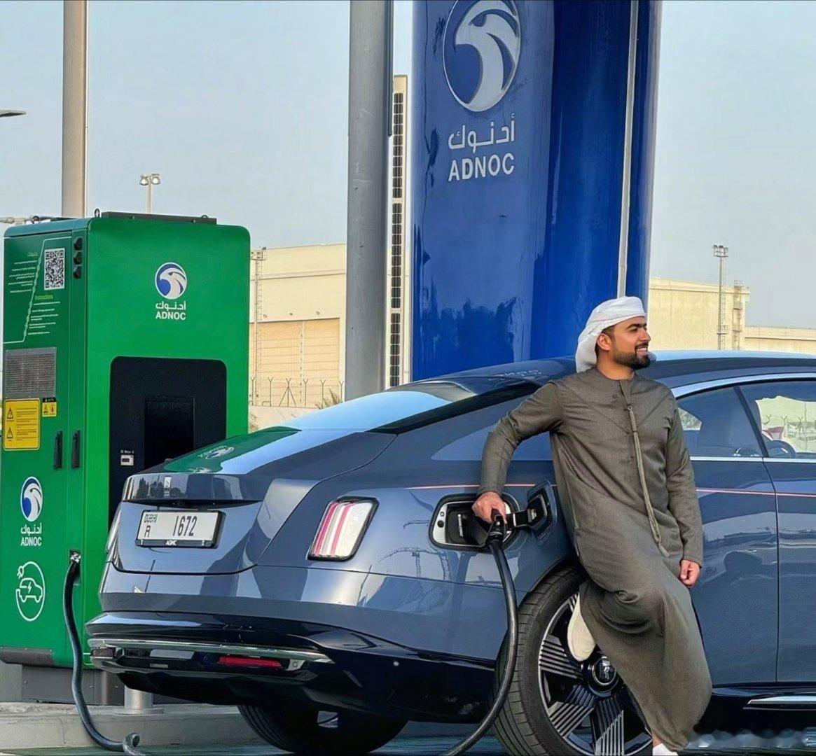 有的人，只是没坐过又高又大轿车罢了。喊着远看像ET5，不像轿车，啊对对对。 