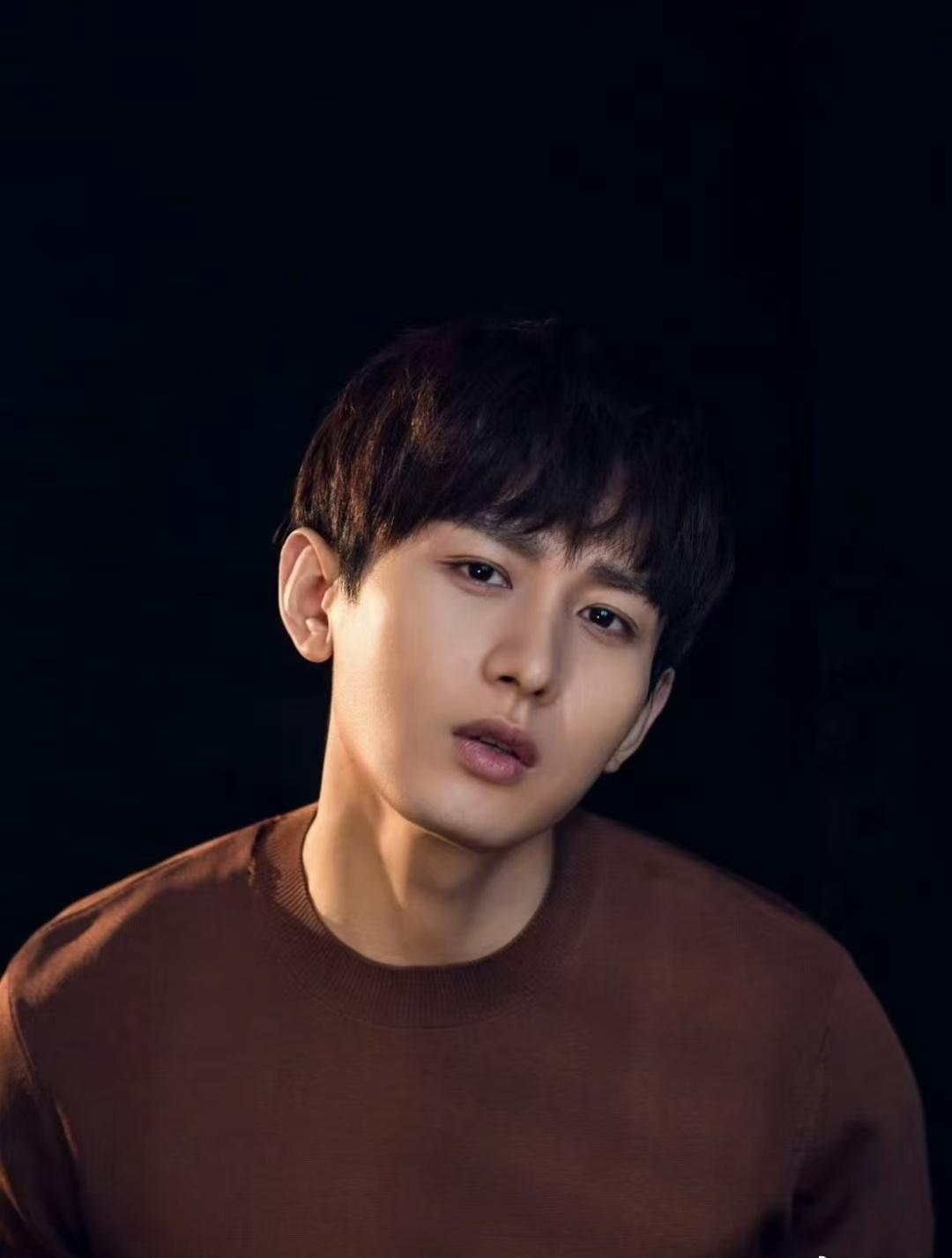 cy成毅 

成毅你身上有种安静的力量，不疾不徐地按照自己的节奏前行，沉稳得让人