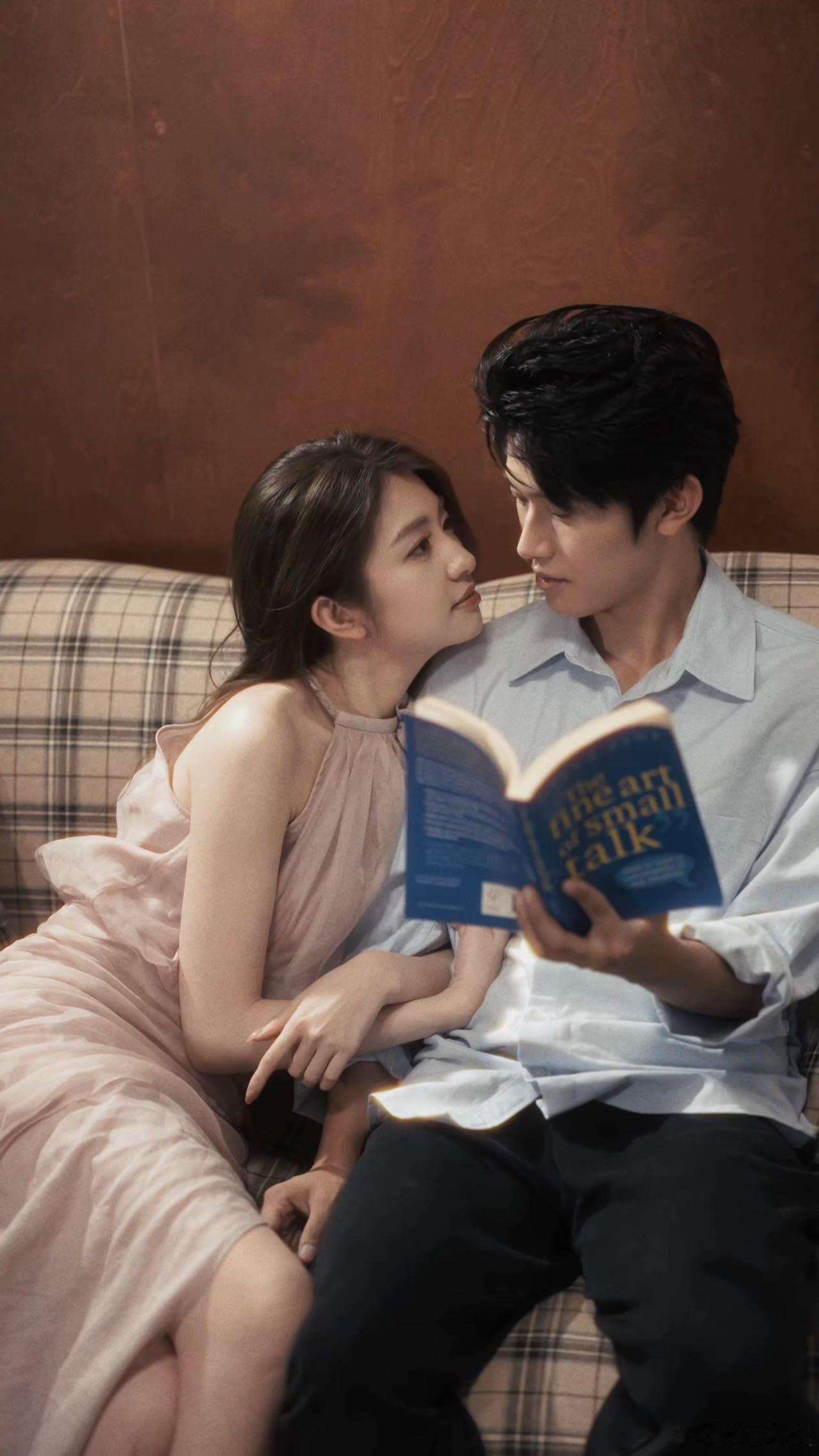 细节里的甜最戳人！方益炯紧盯徐如蓝，连不经意举动都觉得可爱，偏爱太明显～ 