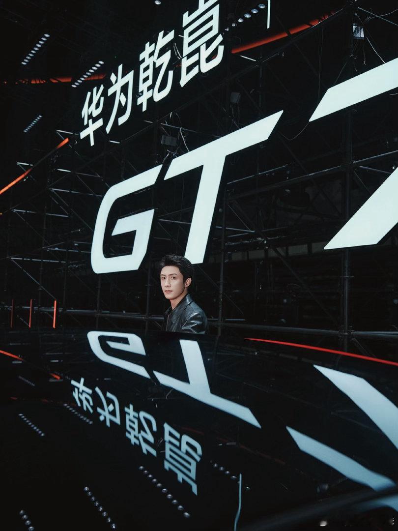 黄景瑜说只有敢冲敢玩才够起劲儿 开车和过日子其实挺像的，不能总盯着后视镜，得往前