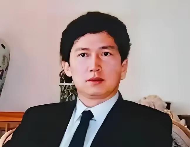 她比我大40岁，晚上睡在我旁边，我浑身都起鸡皮疙瘩。"这句话，李春平等了十几年才