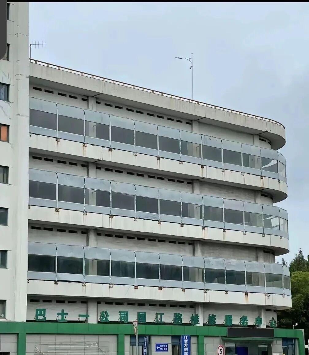 上海一公交司机疑坠楼身亡，涉事公交公司：正在处理善后工作，警方已介入
近日，网传