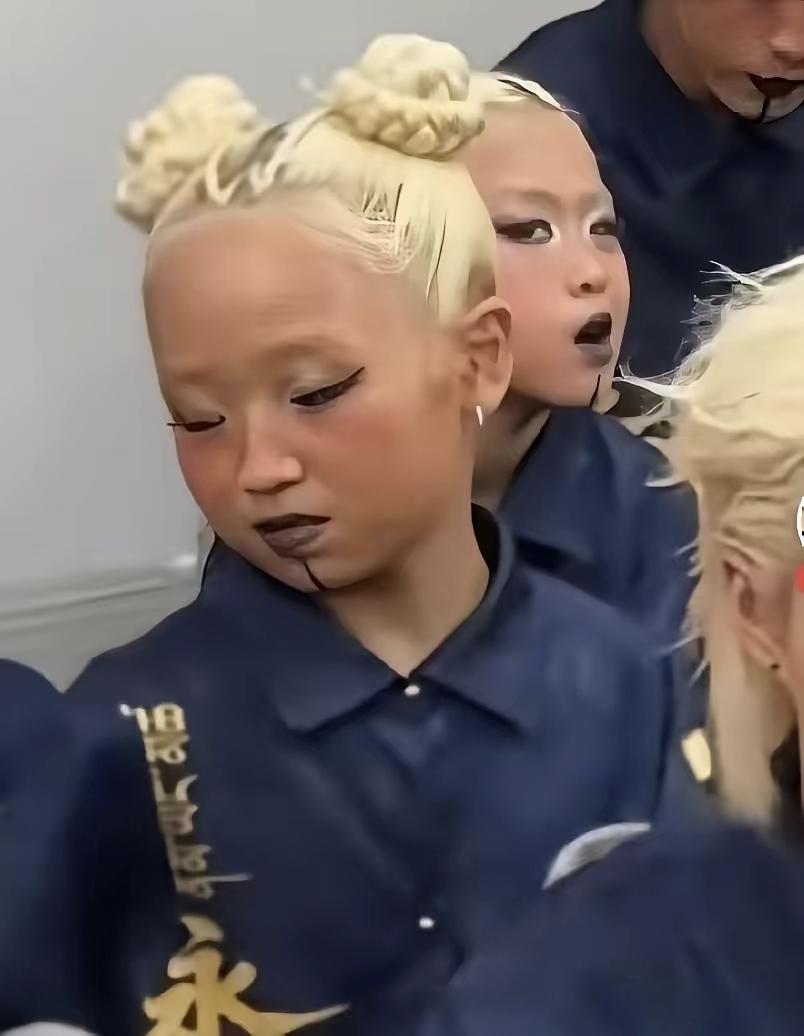 颠覆审美引全网怒斥！上海少儿舞蹈比赛诡异妆容惹争议，完全违背孩童纯真本色！

这