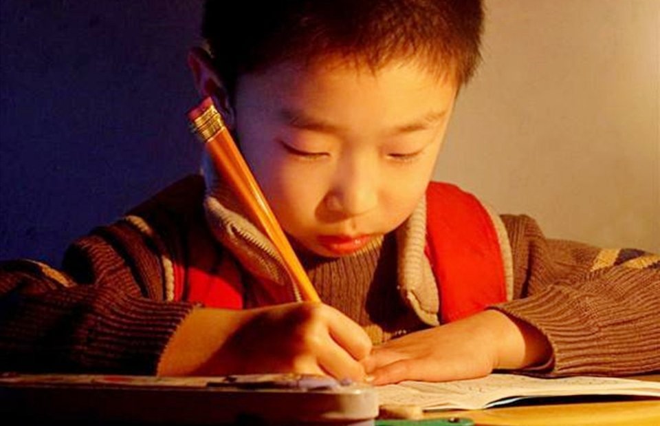 未来的寒门是不懂AI的家庭未来孩子写作业，别人家AI三秒出稿，我家娃还在翻《新华