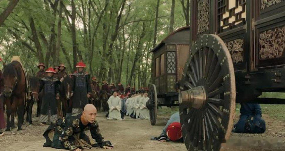 皇帝都跪了，为什么后面的人可以站着 ​​​