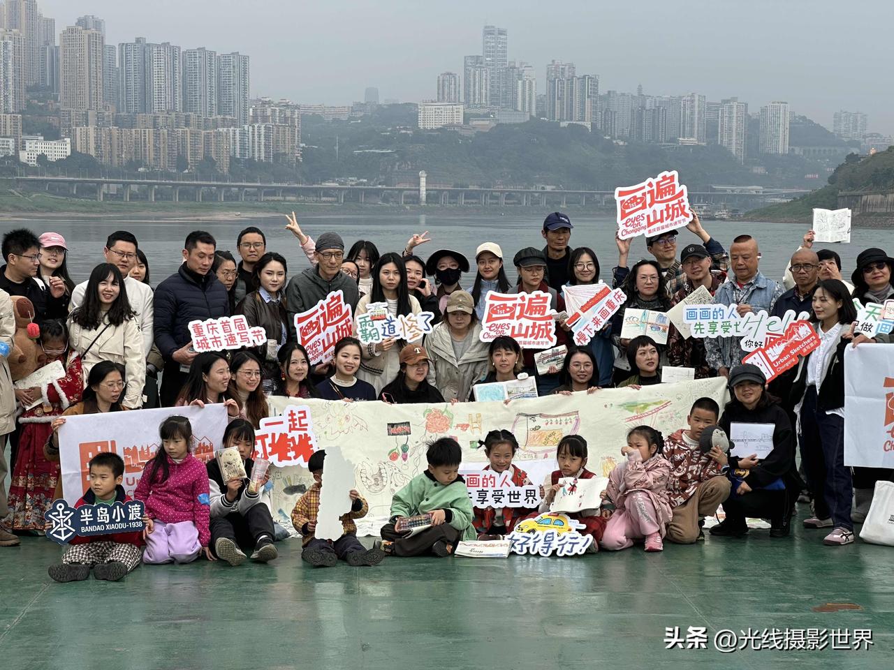 3月29日上午，首届重庆速写节的速写游船上，好多可爱的重庆小美女们在尽情涂鸦呀！
