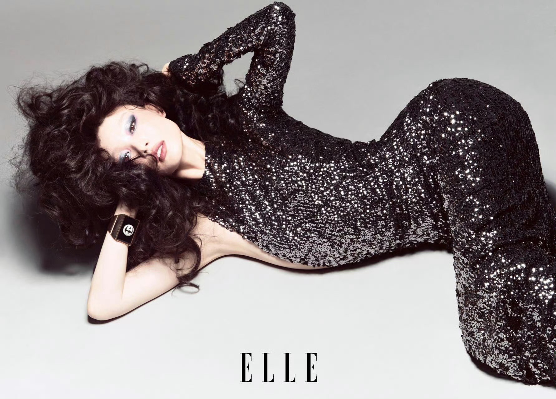 倪妮躺出了超S曲线 ELLE开季刊封面释出，倪妮身着包身裙完美勾勒曼妙身姿，慵懒