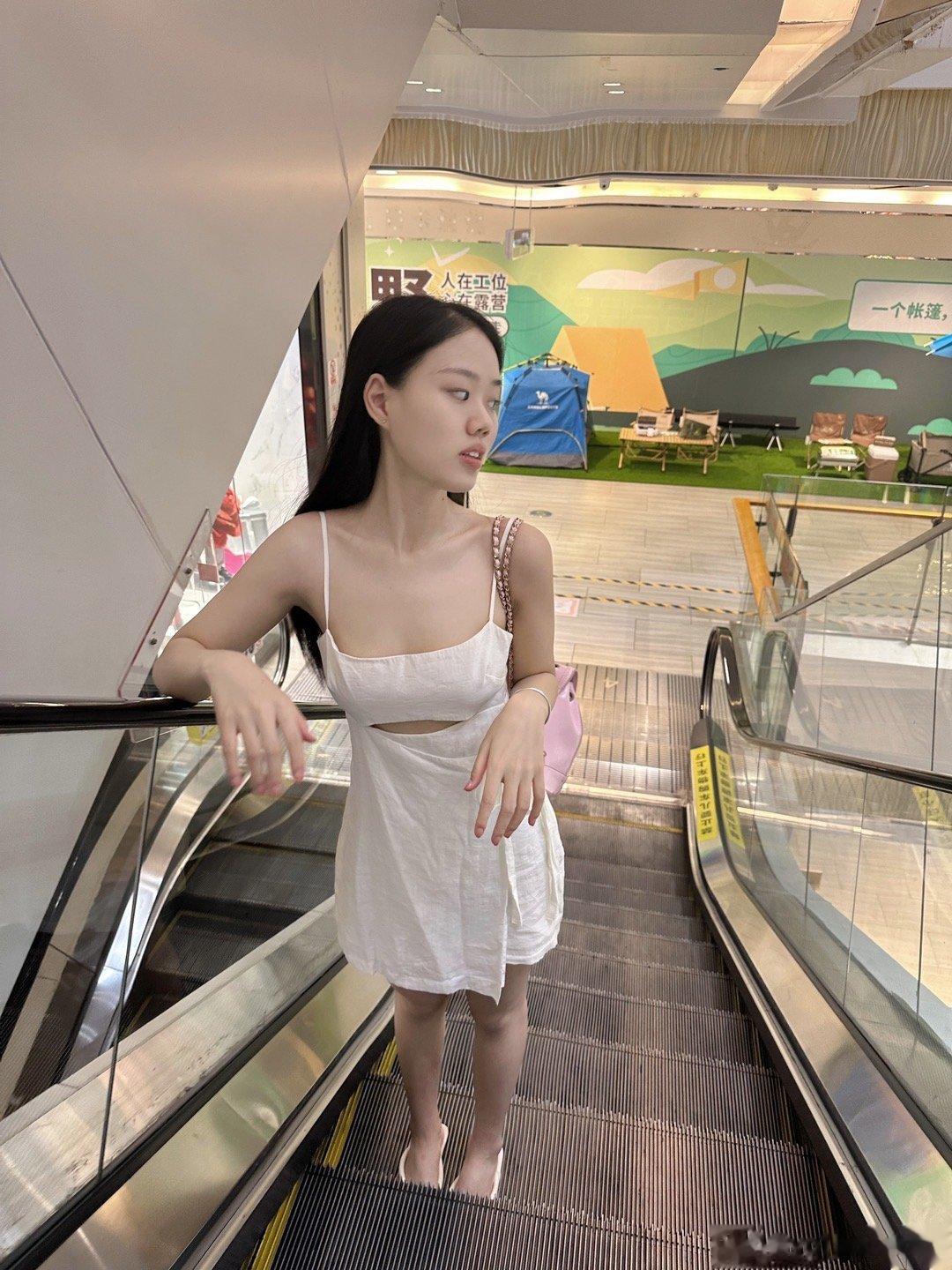 昨日我去买点东西 当时好多人排队 我又刚好在风口下有点冷 我朋友又在外面等我 我