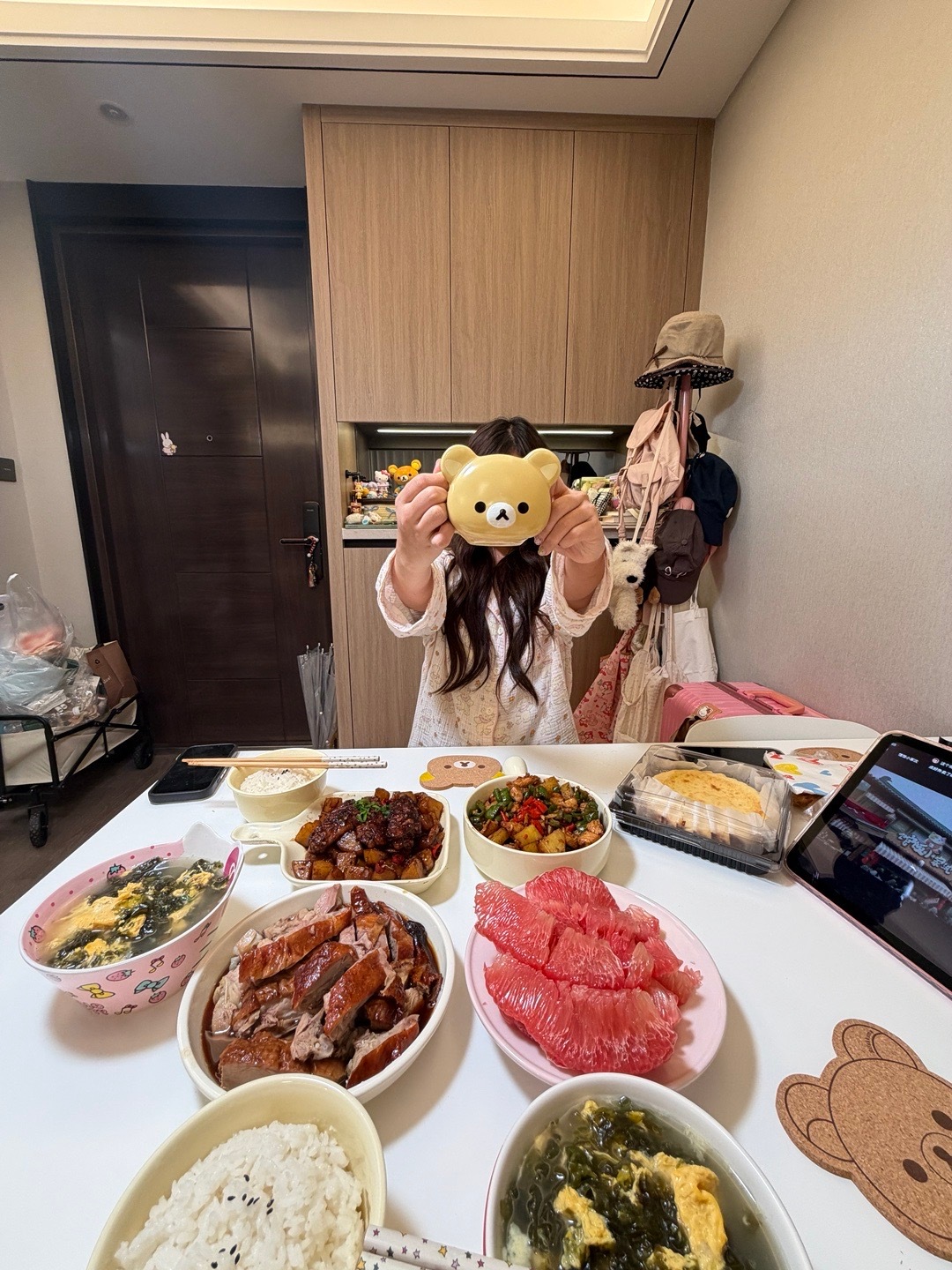 忙碌了一天的李师傅 回家终于吃上了三菜一汤[憧憬]菜菜这个贤惠 ​​​