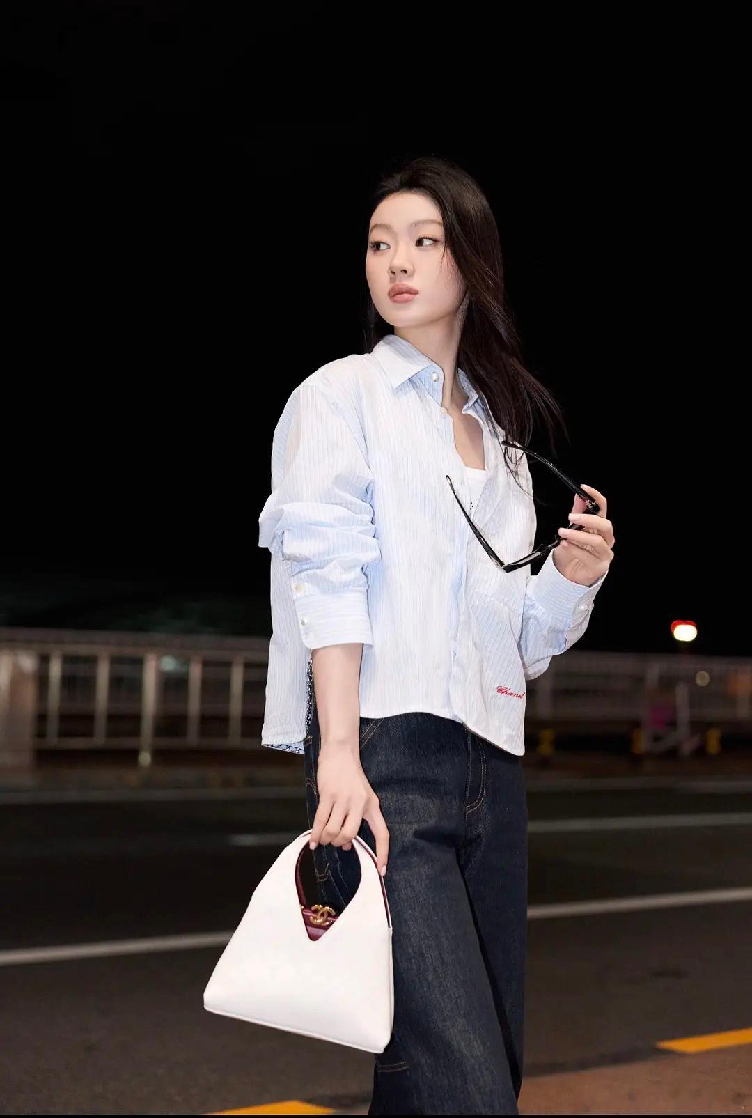 单依纯巴黎高定周出发 单依纯奔赴巴黎高定行程，一身香奈儿穿搭弱化隆重感，随性又贵