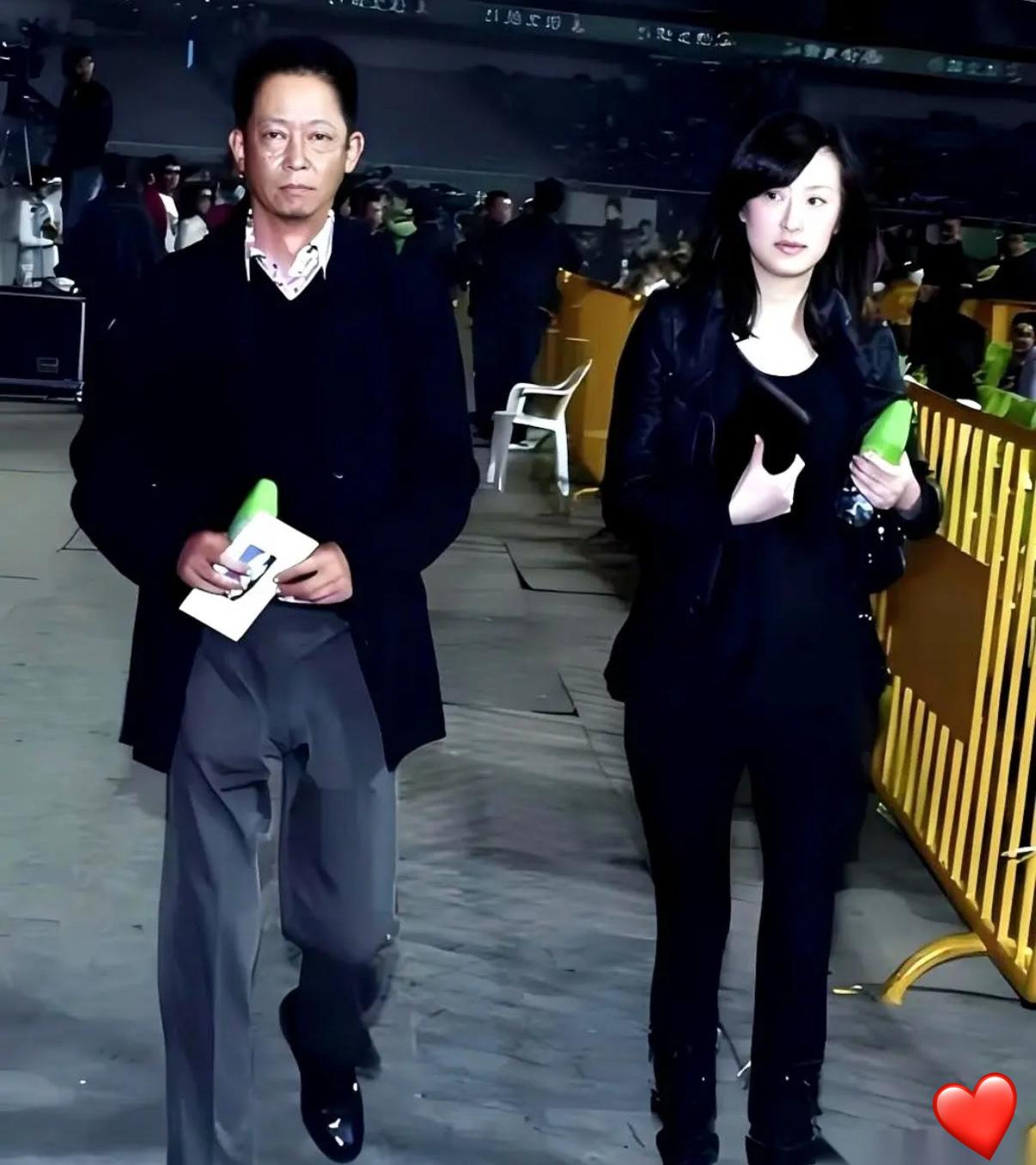 8岁年龄差+亿万身家！陈坚红为何主动选择王志文？
…
王志文和他的妻子陈坚红，长