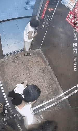在电梯里打架真是
你说当妈的就不能给孩子做个好榜样
第一让孩子上电梯门边儿在门上