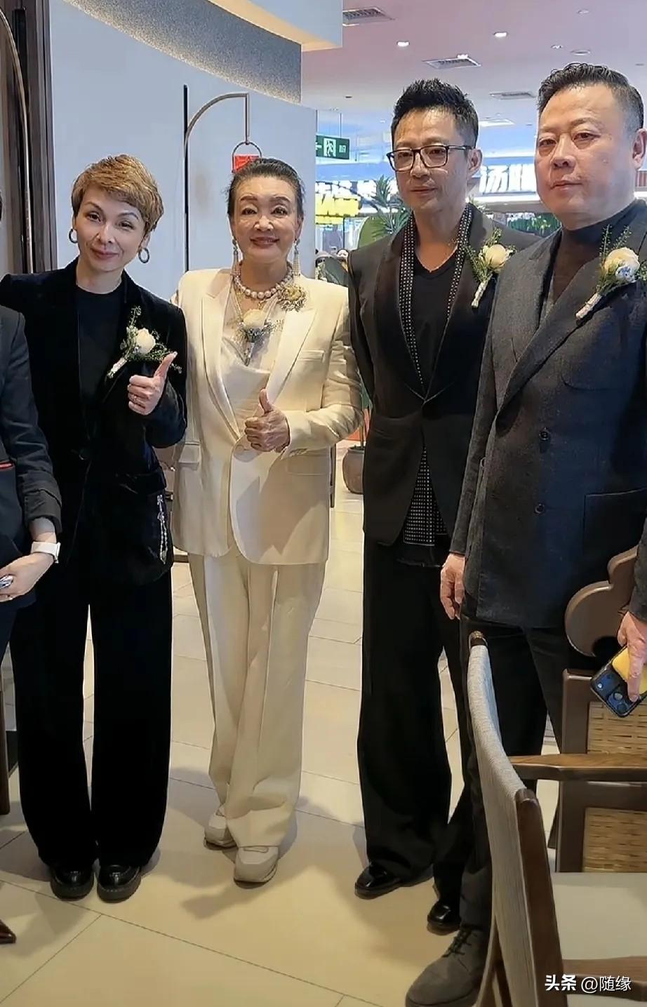 汪小菲和张兰风波后首次同框，两人一同参加河北邯郸麻六记新店开业。

果然是母子没