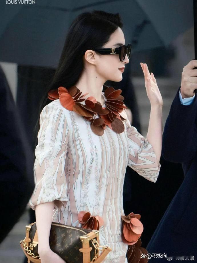 刘亦菲氛围感质感写真，容貌清冷雅致，身姿温婉动人，每一帧画面都自带独特高级美感 