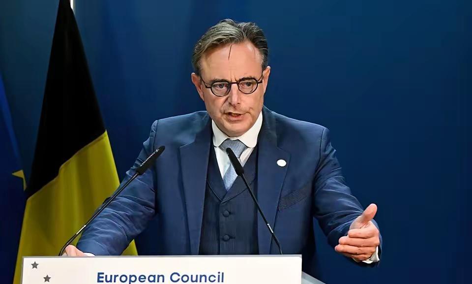 法新社今天报道：“比利时首相德韦弗致信欧盟委员会主席冯德莱恩，呼吁对华采取强硬立