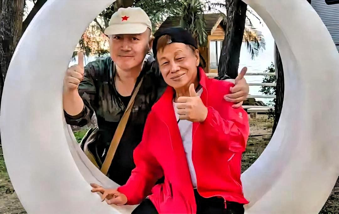 梁小龙离世两月未入土
徒弟曝骨灰要停棺十年
遗孀火速否认称是造谣
曾12次离婚未