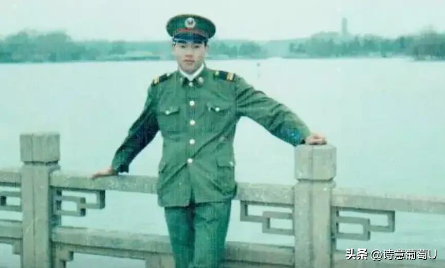 1979年初冬，南方的山区里寒风正紧，风刮在脸上像小刀子割似的。一个再过几天就要