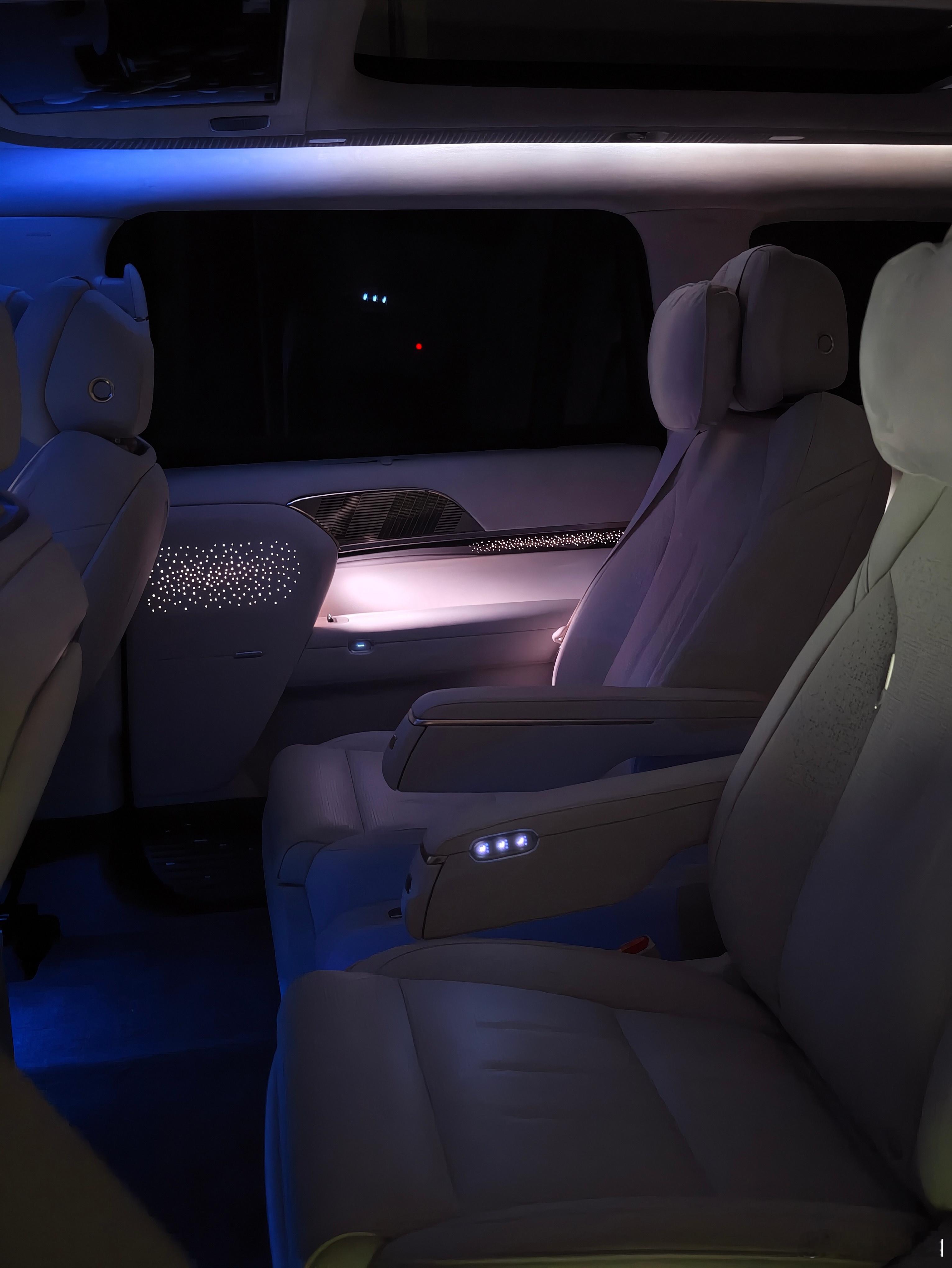 小鹏GX的氛围灯挺好看的，像满天繁星。顶棚的空调环也有氛围灯，可以分段变色。唯一