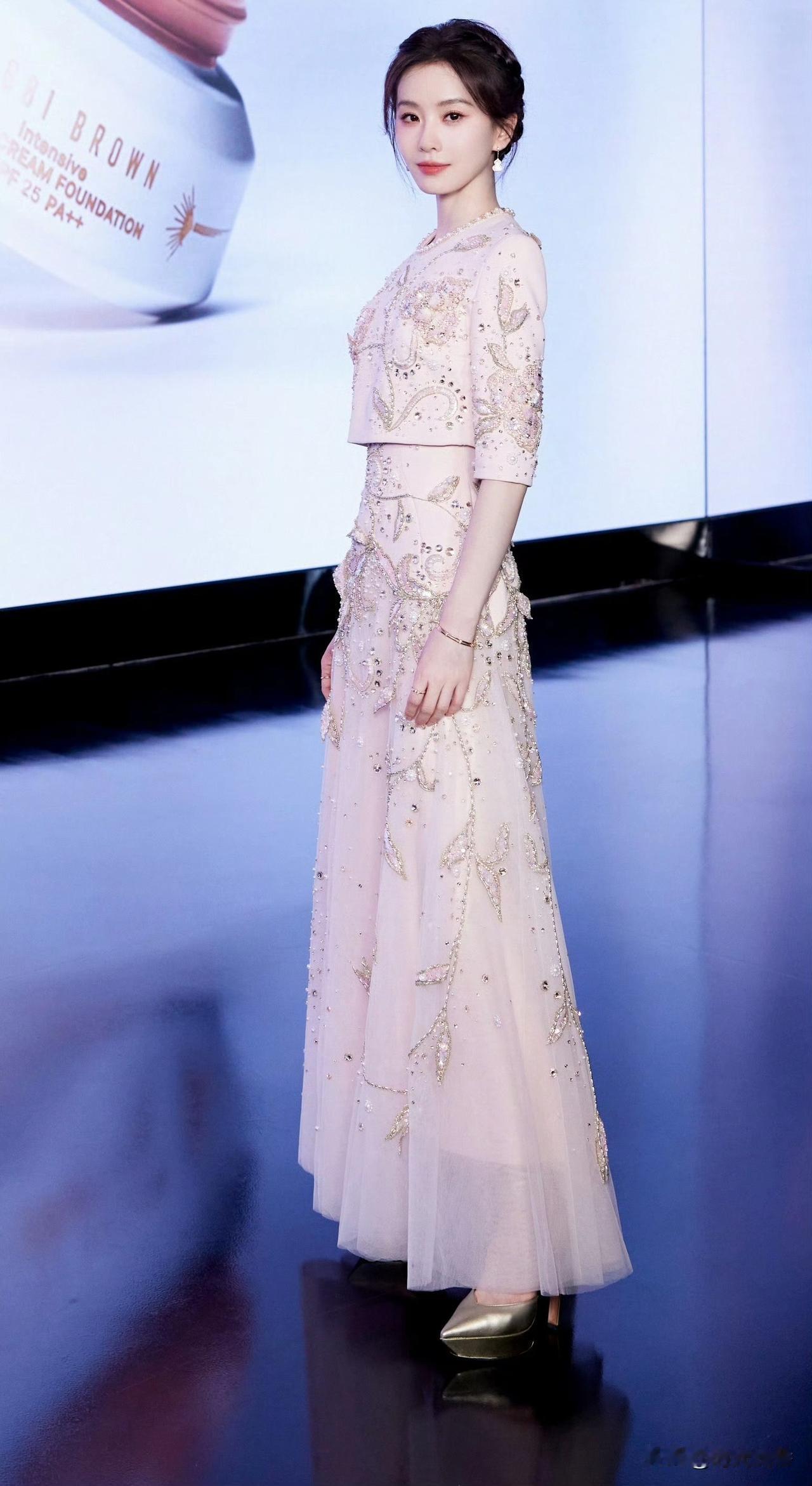 刘诗诗粉色长裙穿搭，这不就是画中仙子走出来了吗？