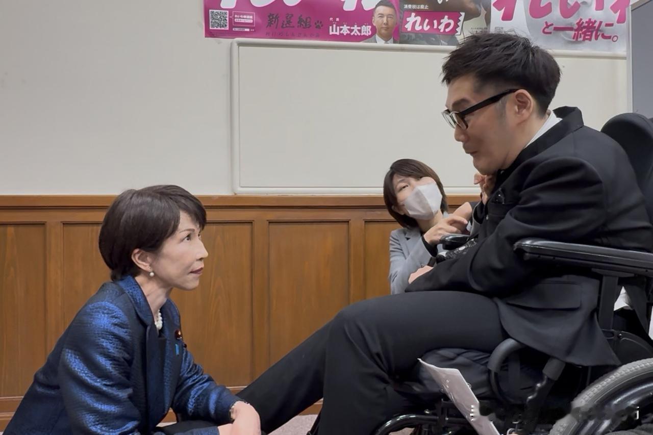 高市早苗再次当选首相后拜访日本令和新选组党团，与令和新选组参议院议员天畠大輔亲切