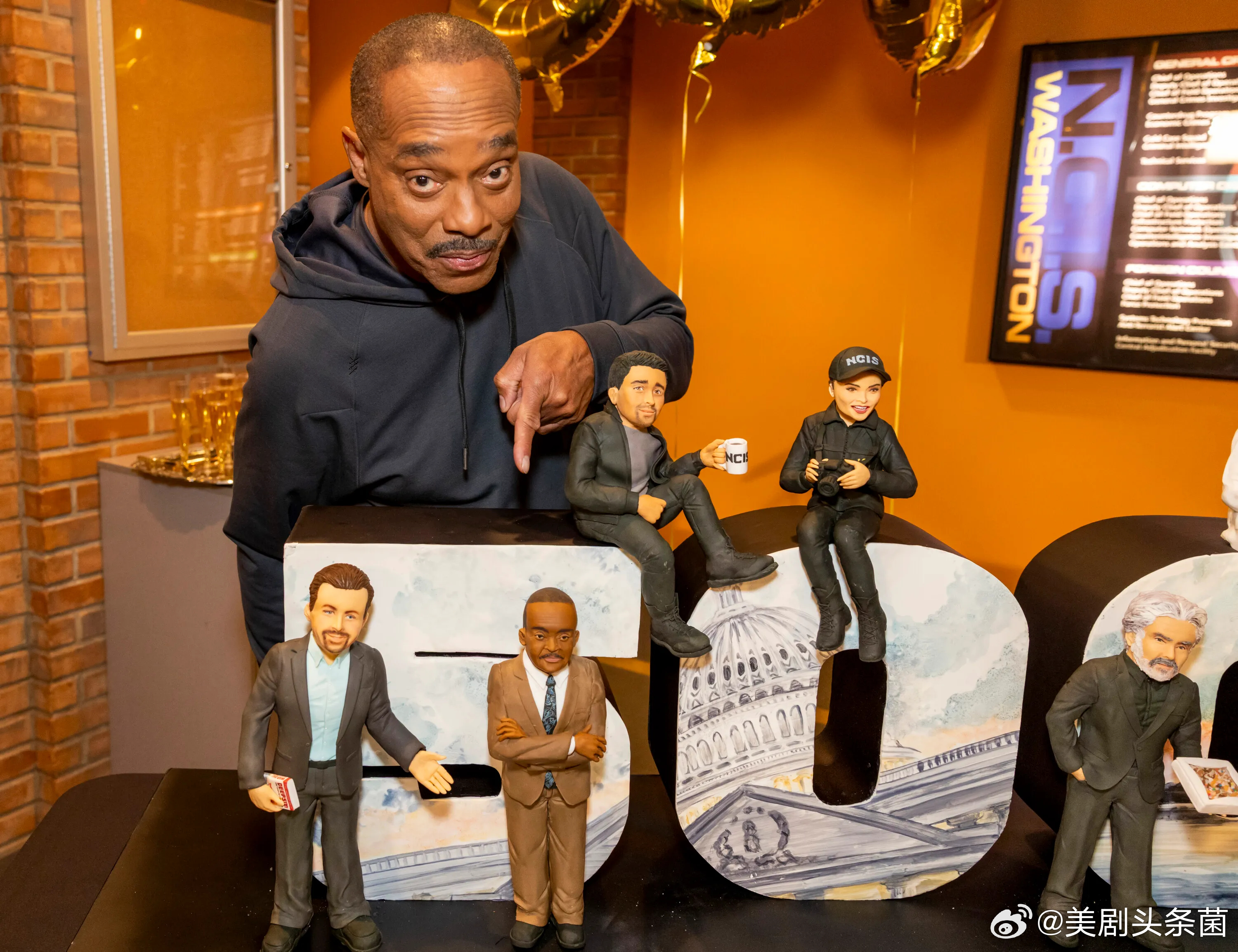 NCIS第500集，莱昂·万斯局长“温和地走进那良夜”。 