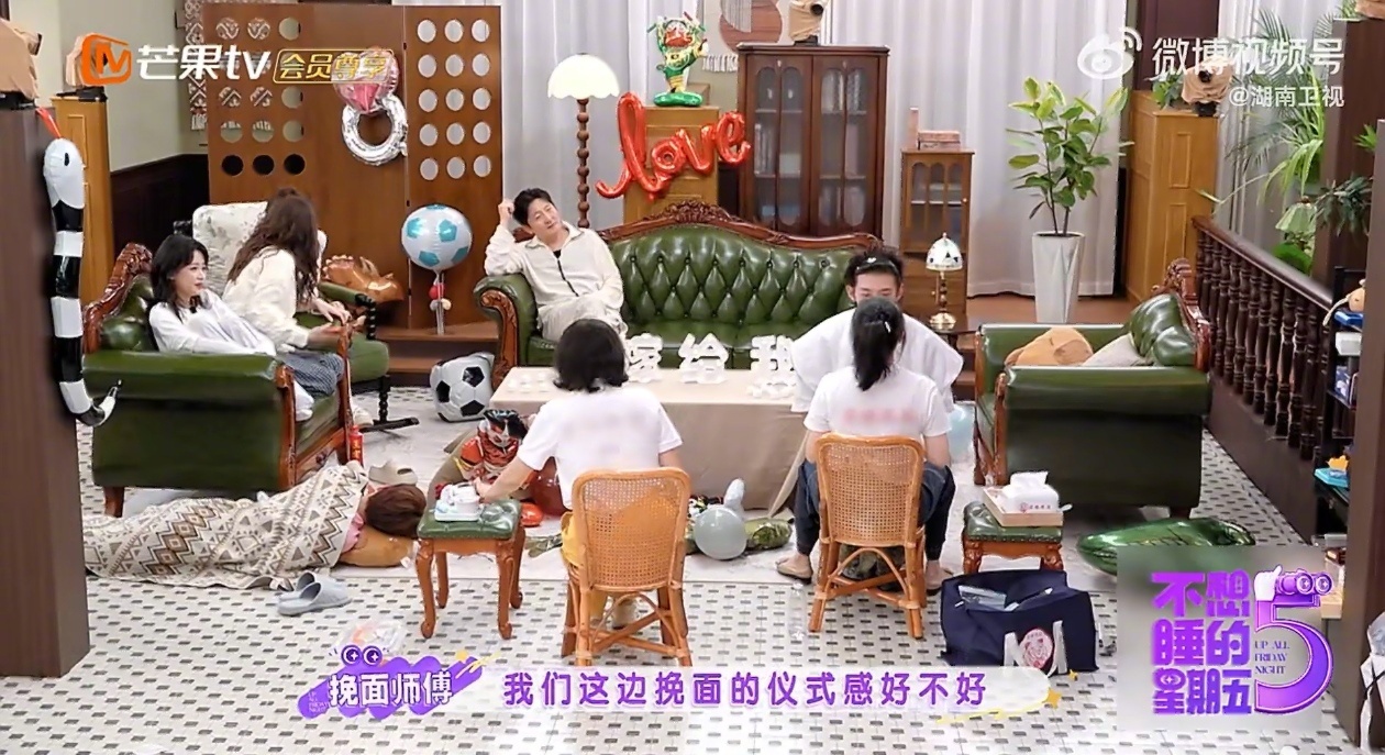 赖伟明挽面仪式感不想睡的星期五赖伟明沉浸式体验出嫁挽面，每一处部位都配有专属吉祥