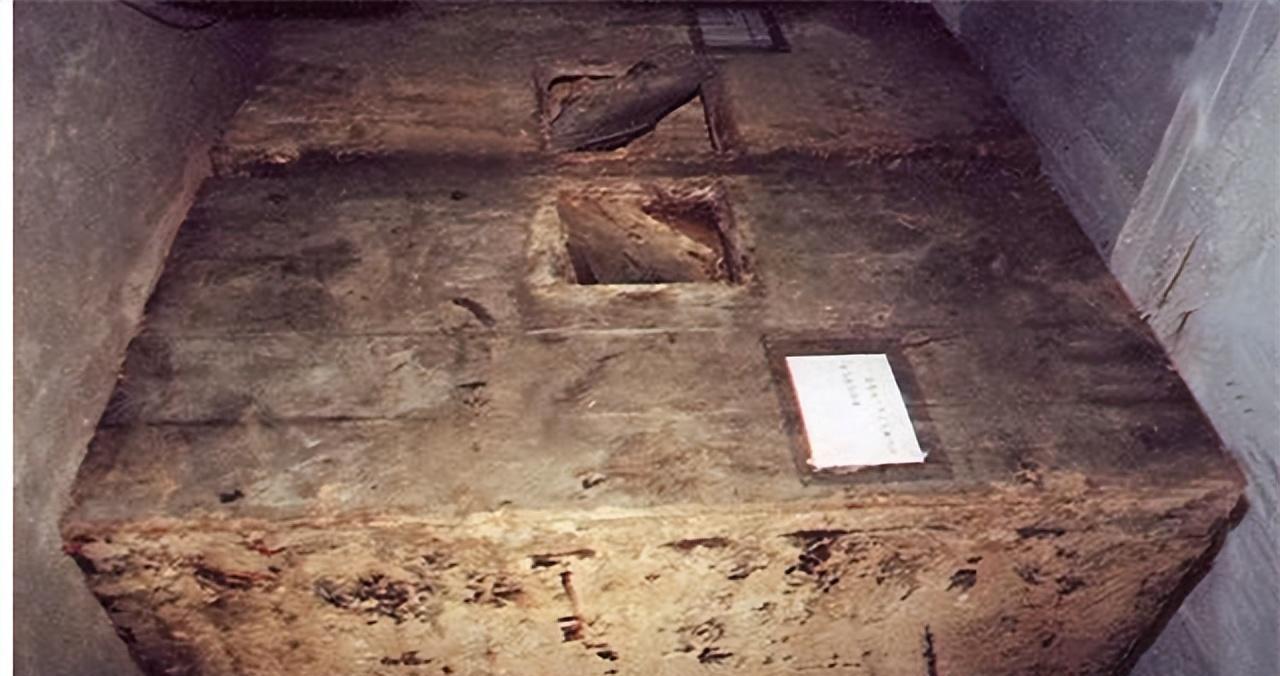 1996年，辽宁锦州的凌川酒厂扩建，几个工人在挖地基时挖出一个大木箱，本以为挖出