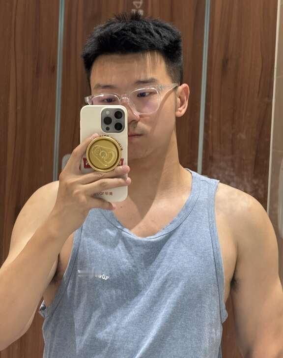 健身完出来骑小电驴回家摔了一跤🥲
起因是小电驴停在停车区，但是有个栏杆我要翻进