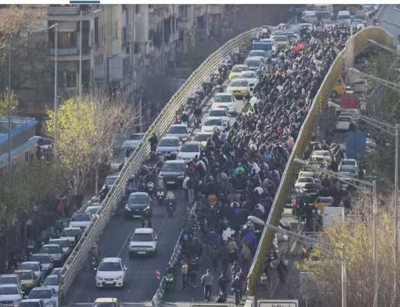 伊朗各地针对物价上涨和货币暴跌的抗议示威活动正在蔓延。治安部队正在试图镇压，但据